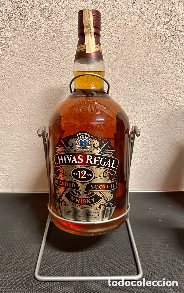 Sammlung von Weinen und Lik&ouml;ren: GRAN BOTELLA CHIVAS REGAL 12 a&ntilde;os. 4,5 litros. GRANDE. CON EXPOSITOR. SIN ABRIR.
