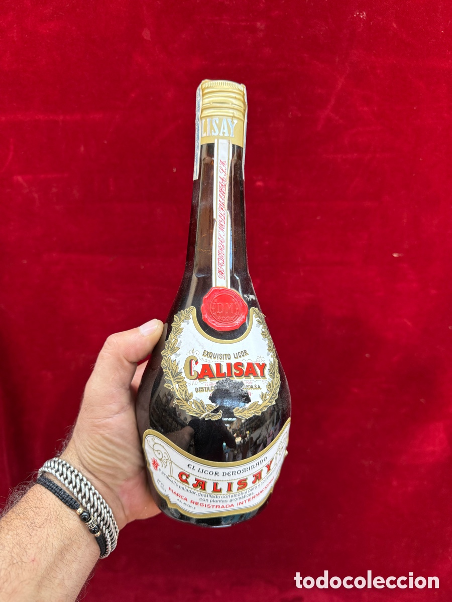 Collection of wines and liquors: Antigua botella de licor Calisay!