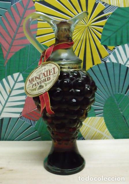 Coleccionismo de vinos y licores: Botella Racimo Uvas Moscatel Pinord - Corcho Sellado Cera Sin Abrir