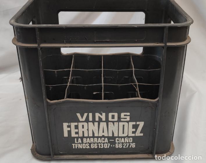 Collectionnisme de vins et liqueurs: ANTIGUA CAJA DE PLASTICO, VINOS FERNANDEZ, LA BARRACA, CIA&Ntilde;O, A&Ntilde;OS 70, 2&ordf;