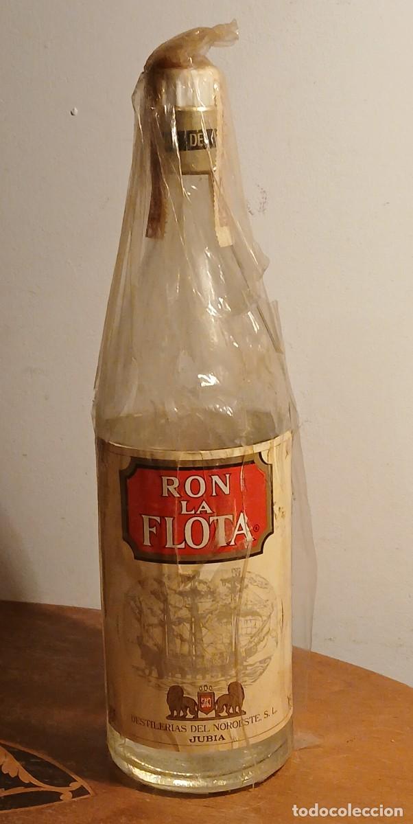 Coleccionismo de vinos y licores: Botella de Ron La Flota. Precinto 4 pesetas