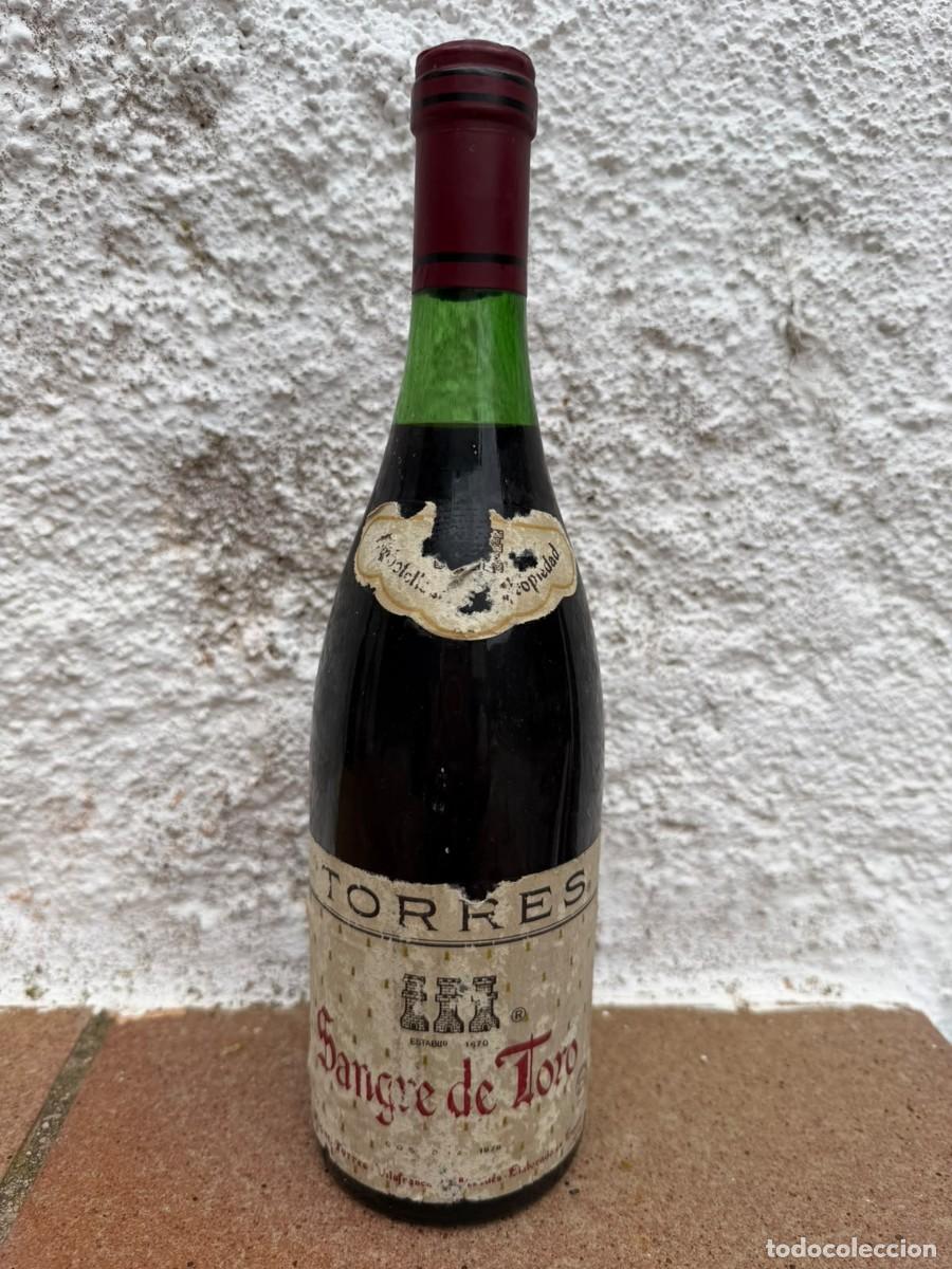 Coleccionismo de vinos y licores: Botella Torres Sangre de Toro cosecha 1976, lacre original, sin abrir