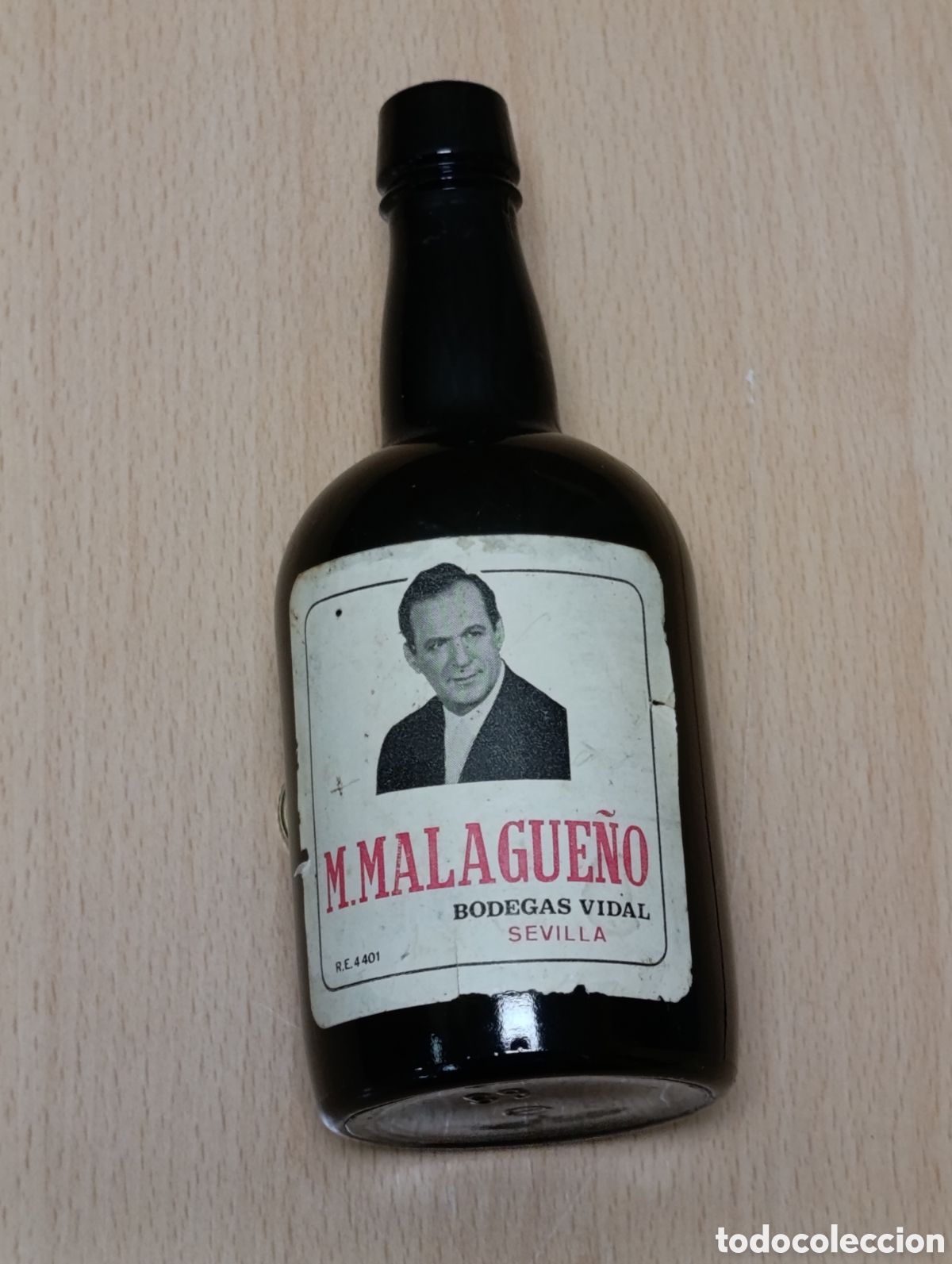 Coleccionismo de vinos y licores: botell&iacute;n antiguo de vino de Bodegas Vidal (Sevilla), dedicado al cantaor flamenco Manolo el Malague&ntilde;