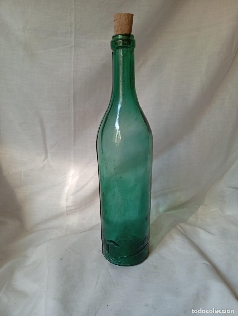 Coleccionismo de vinos y licores: ANTIGUA BOTELLA CO&Ntilde;AC CABALLERO GRABADA EN RELIEVE