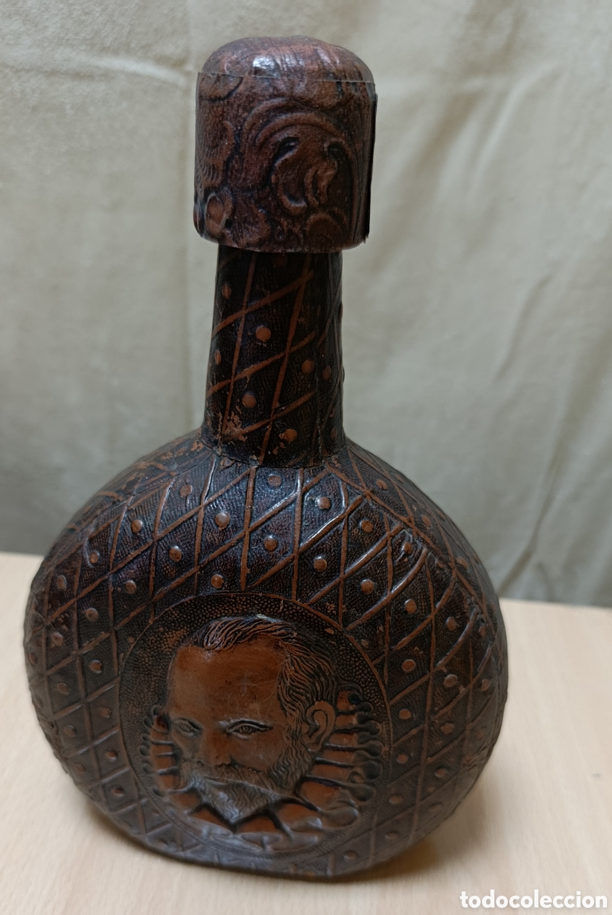 Coleccionismo de vinos y licores: Licorera de cristal forrada en piel repujada vintage con relieve de Don Quijote / Cervantes