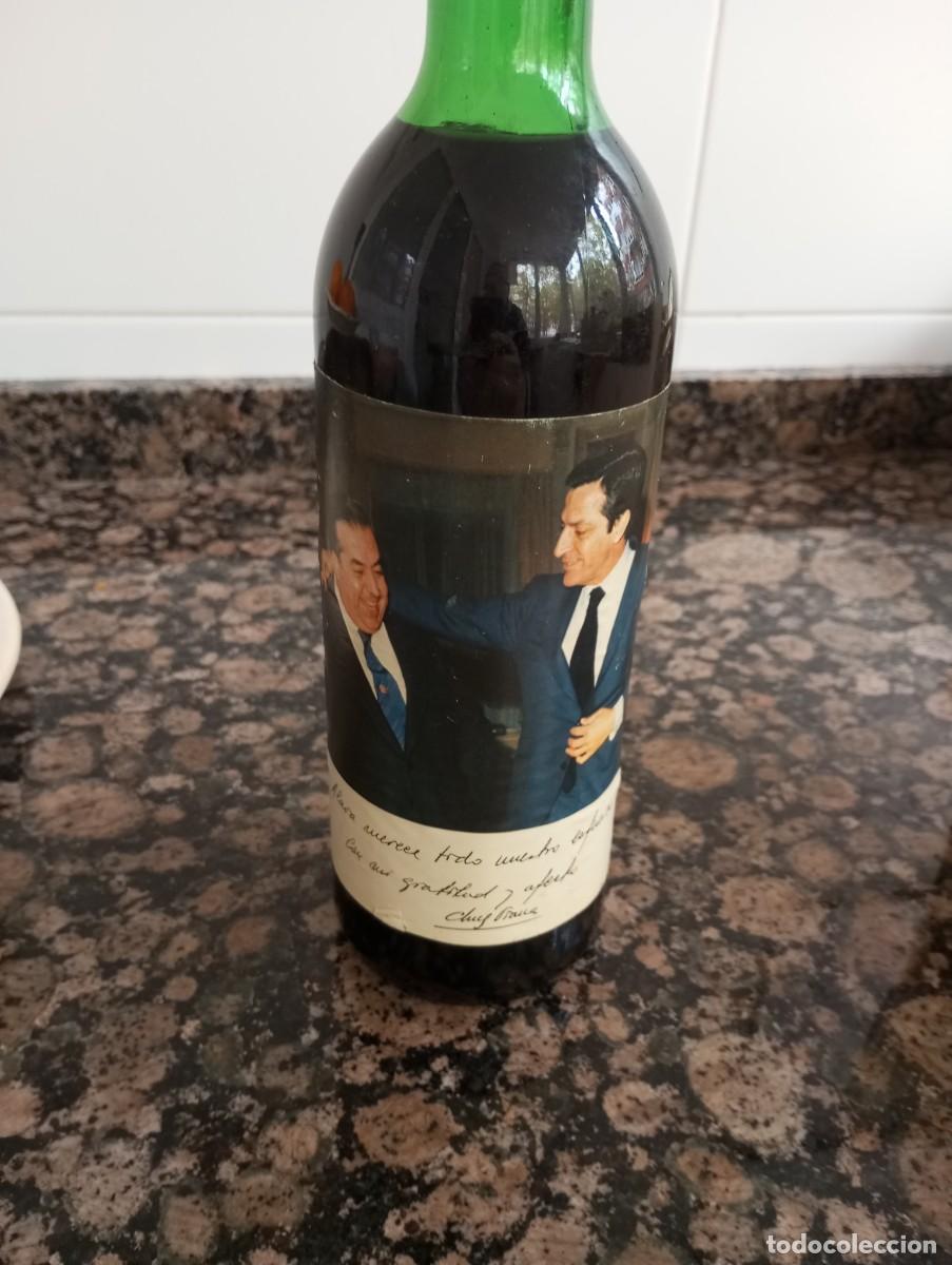 Coleccionismo de vinos y licores: Botella de vino con fotografia de Adolfo Suarez y Chus Viana. 1977