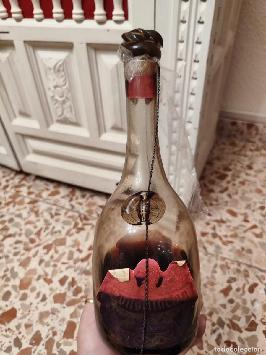 Coleccionismo de vinos y licores: Botella antigua Brandy Constituci&oacute;n Gran Reserva Plata