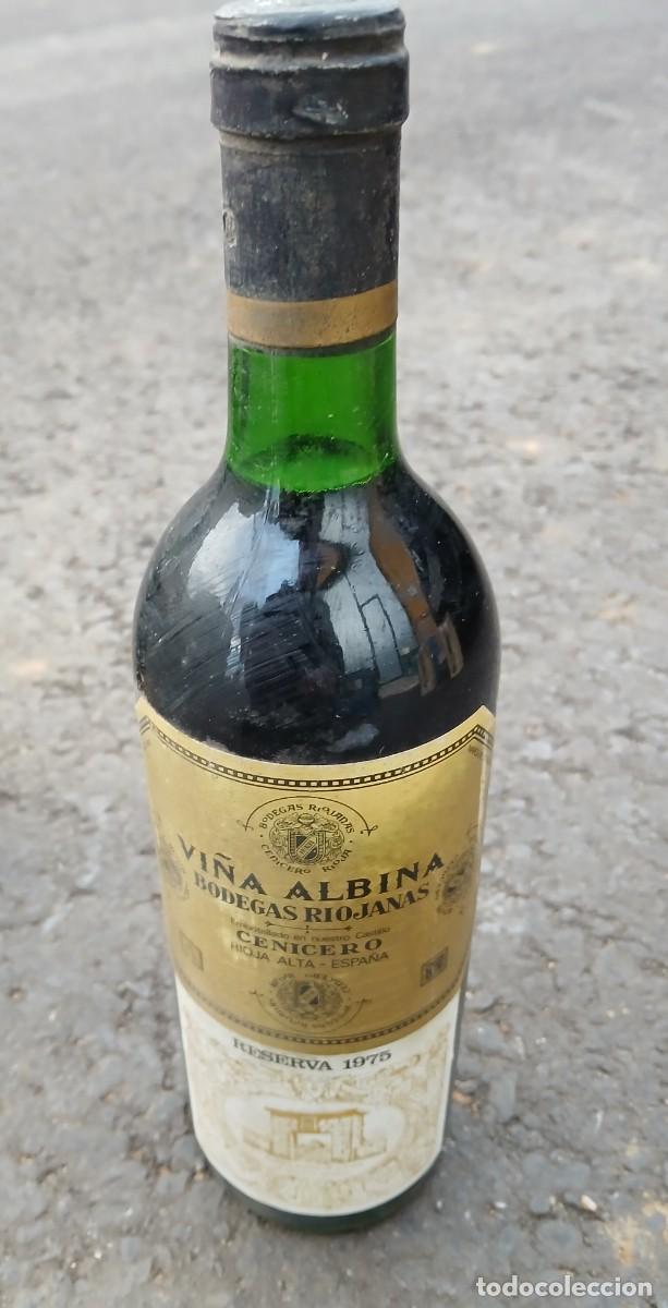 Coleccionismo de vinos y licores: Botella de vino Rioja Villa Albina, Reserva 1975