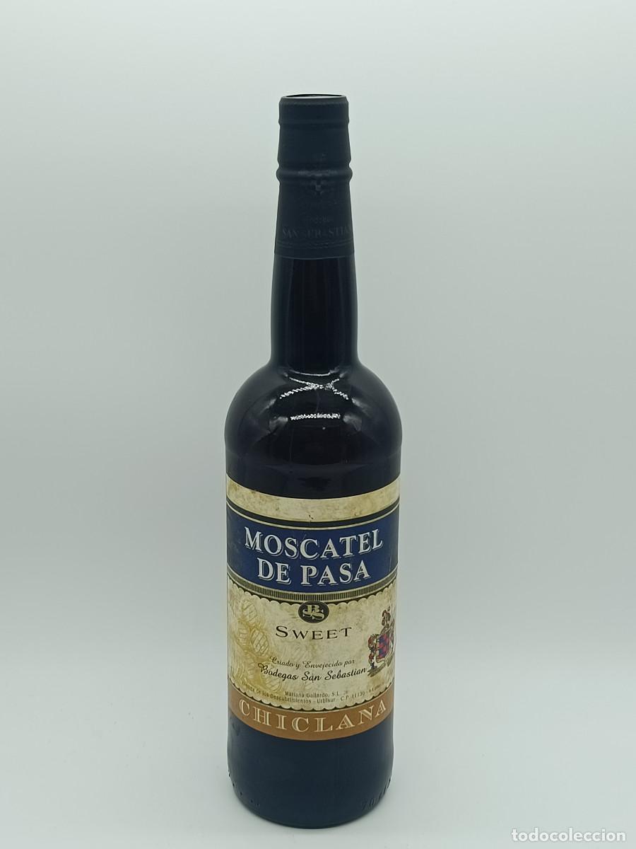 Coleccionismo de vinos y licores: BOTELLA MOSCATEL DE PASA SWEET. BODEGAS SAN SEBASTIAN CHICLANA. 75CL. PRECINDADA.