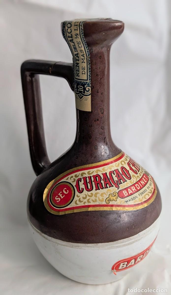 Coleccionismo de vinos y licores: Botella Cer&aacute;mica Cura&ccedil;ao Chypre Bardinet &ndash; Precinto Fiscal Renta del Alcohol (M&aacute;s de &frac12; Litro)