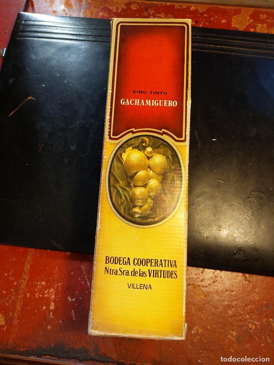 Coleccionismo de vinos y licores: Precioso estuche antigua botella Vino reserva, El Tesoro de Villena,