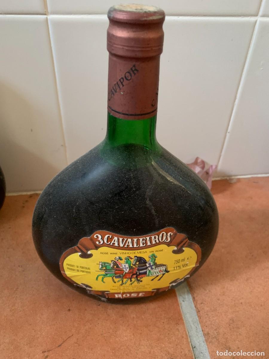 Coleccionismo de vinos y licores: BOTELLA ANTIGUA. VINO 3 CAVALEIROS. PORTUGAL. 23 C. DE ALTURA