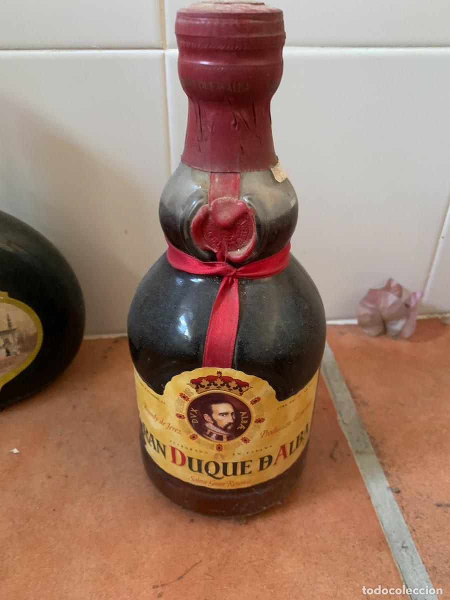 Coleccionismo de vinos y licores: BOTELLA ANTIGUA. BRANDY JEREZ. PRODUC. LIMITADA. GRAN DUQUE ALBA. 23 C. ALTURA.