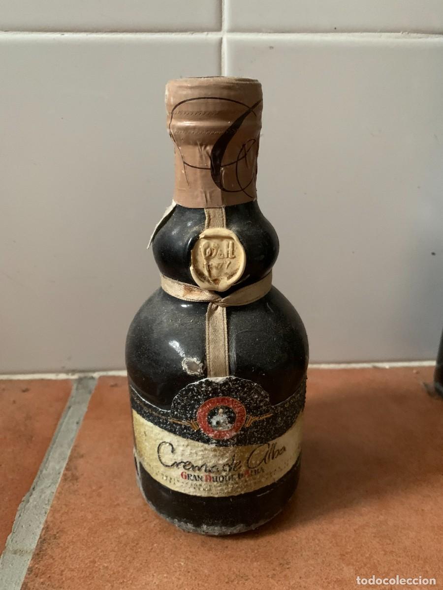 Coleccionismo de vinos y licores: BOTELLA ANTIGUA. CREMA DE ALBA. GRAN DUQUE. 18 CM. ALTURA.