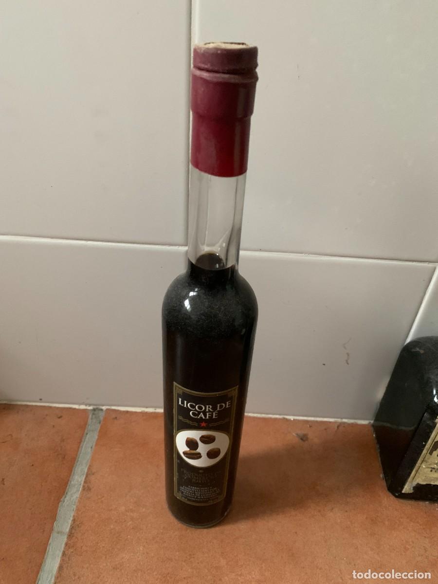 Coleccionismo de vinos y licores: BOTELLA ANTIGUA. LICOR DE CAFE. 35 CM. ALTURA.