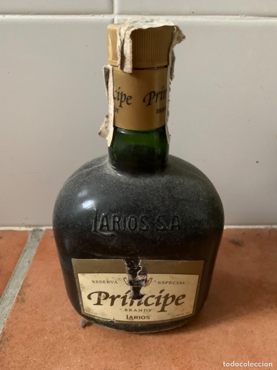 Coleccionismo de vinos y licores: BOTELLA ANTIGUA. BRANDY. PRINCIPE. LARIOS. 20 CM. ALTURA