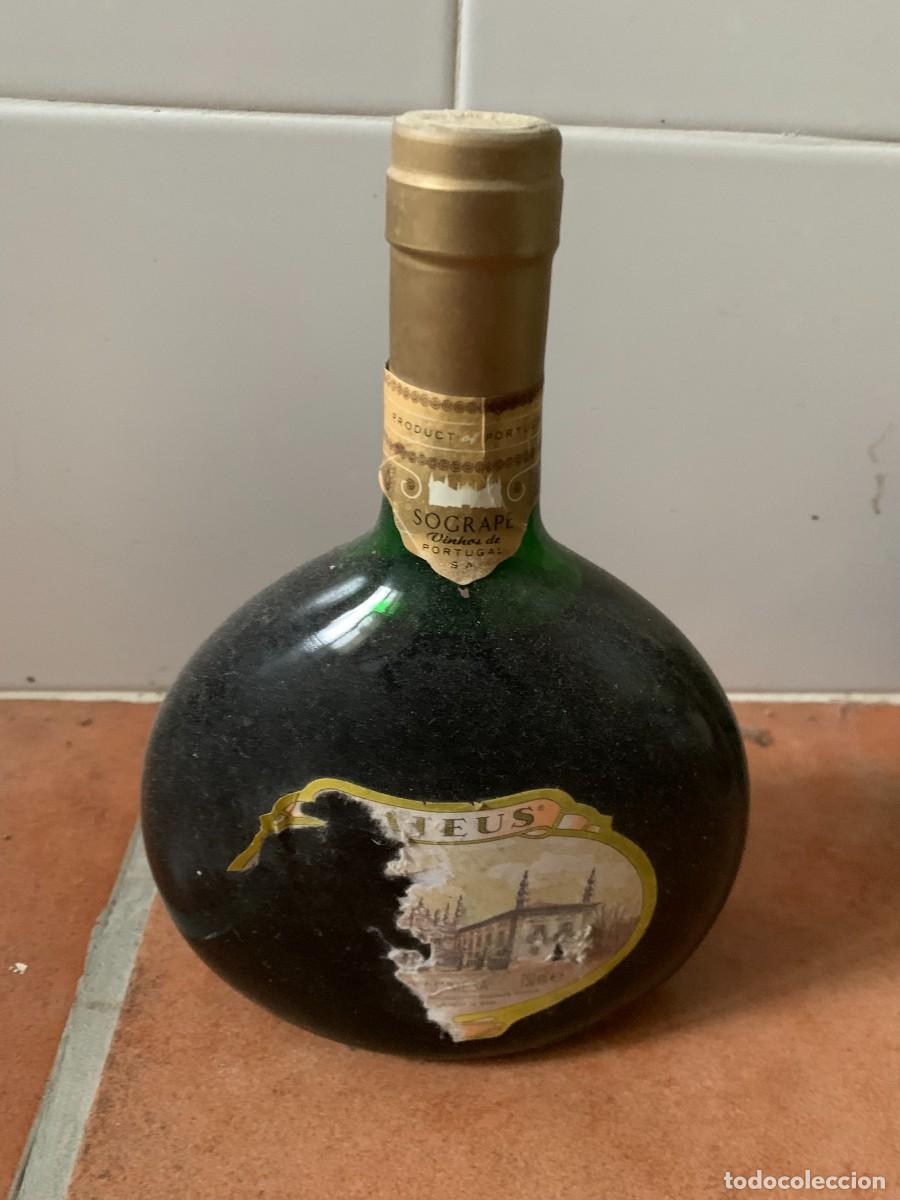 Coleccionismo de vinos y licores: BOTELLA ANTIGUA. VINO MATEUS. 22 CM. ALTURA.