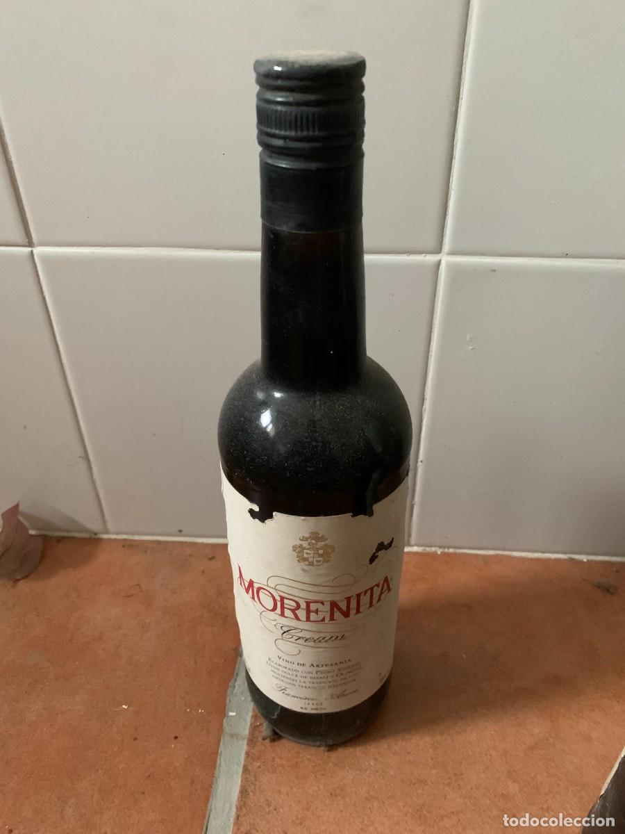 Coleccionismo de vinos y licores: BOTELLA ANTIGUA. VINO DE ARTESANIA. MORENITA. 30 CM. ALTURA.