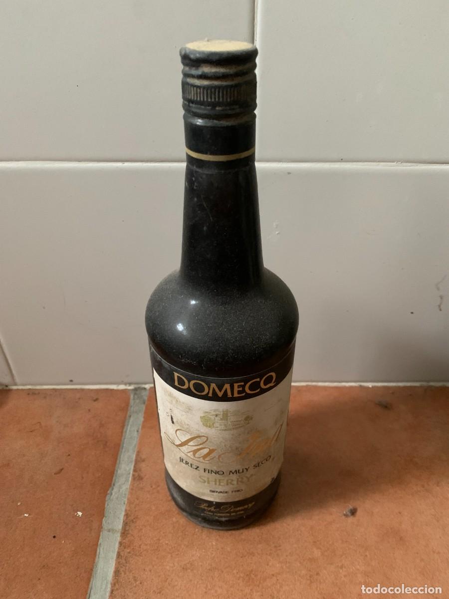 Coleccionismo de vinos y licores: BOTELLA ANTIGUA. JEREZ FINO DOMECQ. 28 CM. ALTURA.