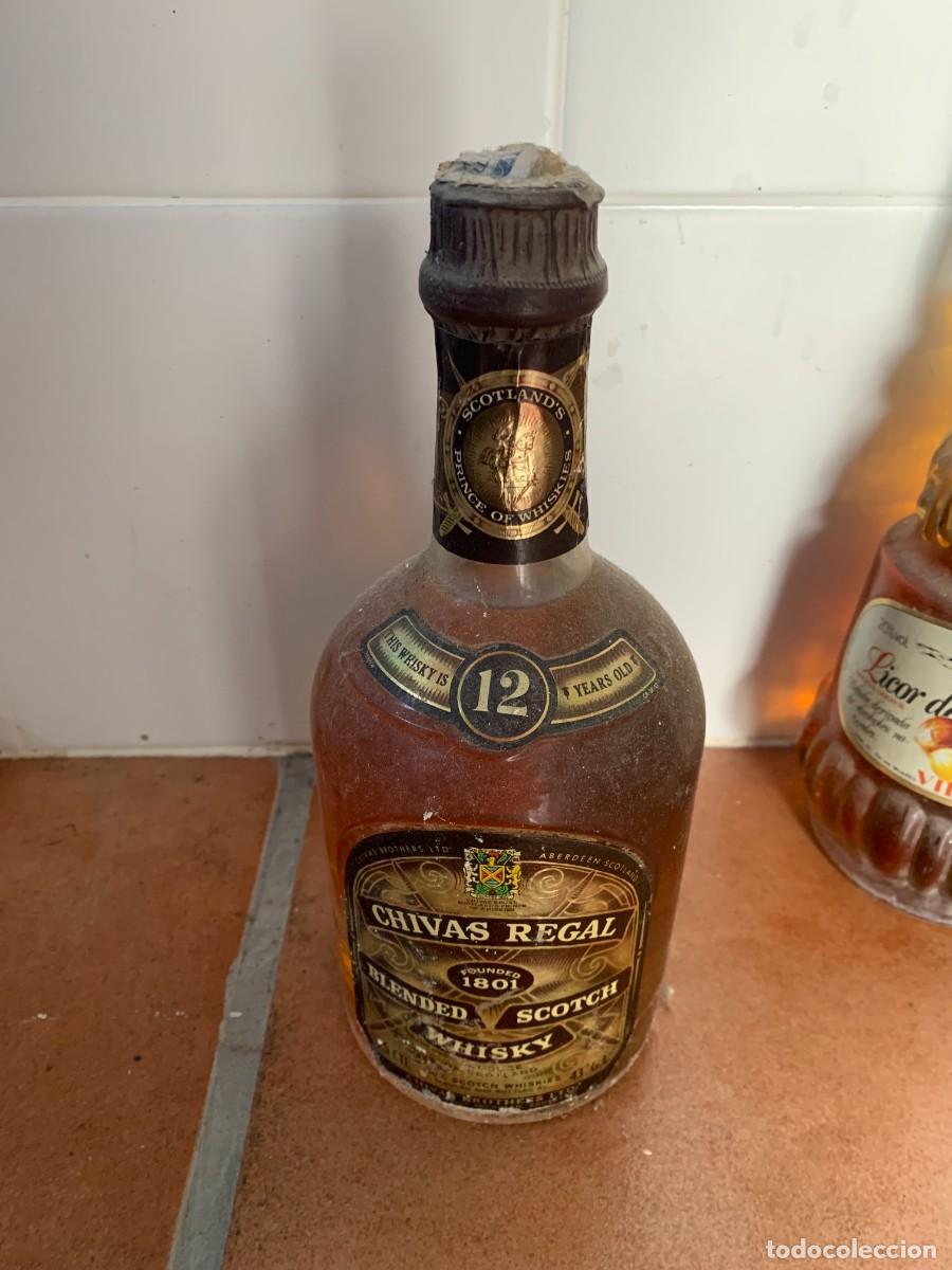 Coleccionismo de vinos y licores: BOTELLA ANTIGUA. WHISKY CHIVAS REGAL. 23 CM. ALTURA.