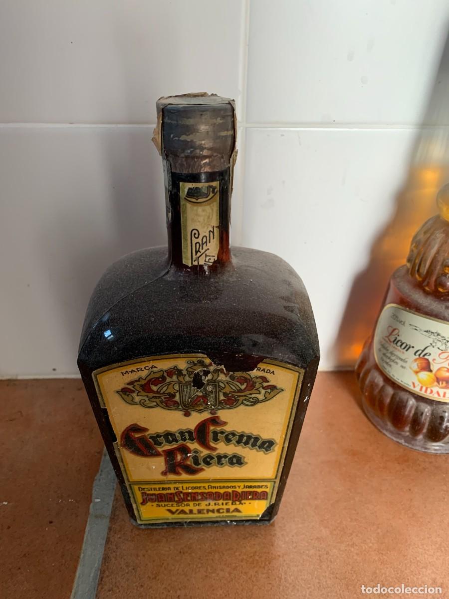 Coleccionismo de vinos y licores: BOTELLA ANTIGUA. GRAN CREMA RIERA. VALENCIA. 23 C. ALTURA.