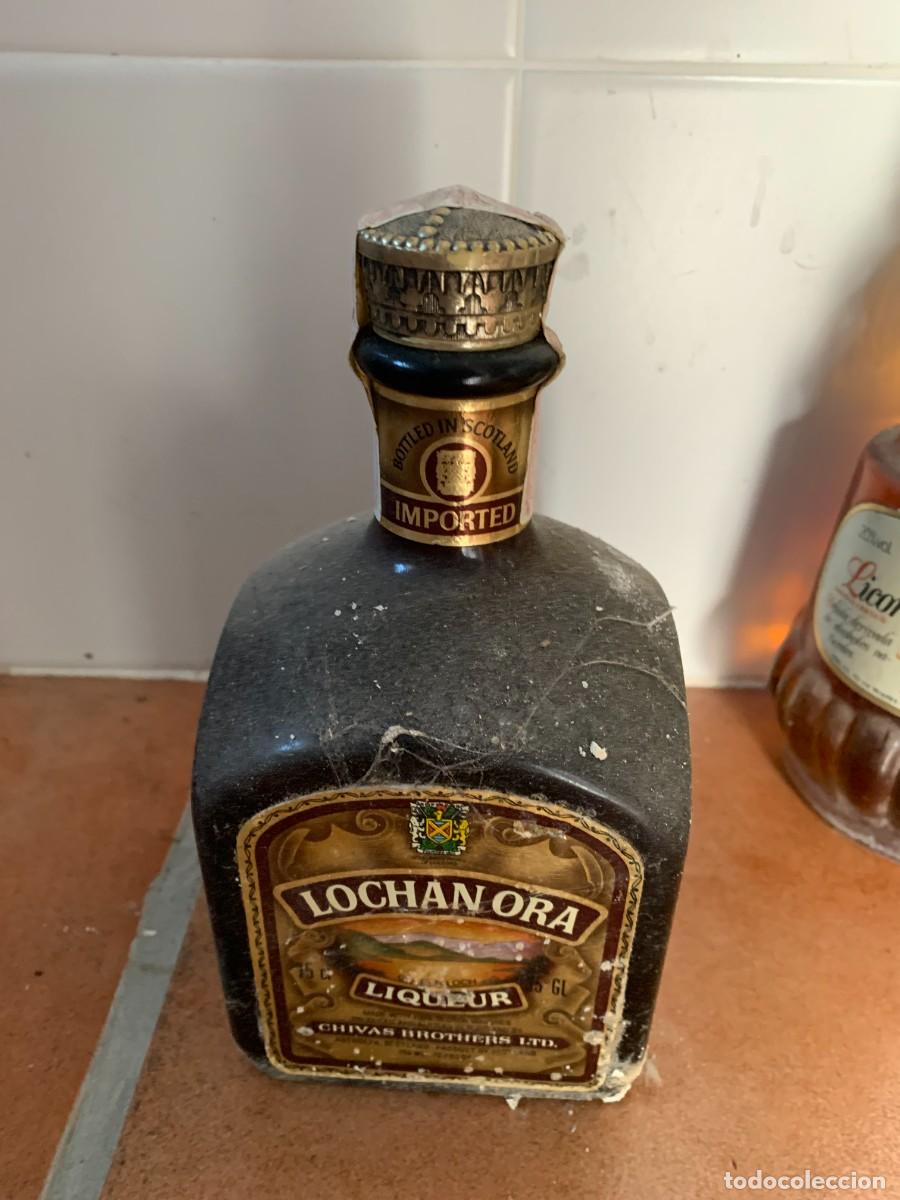 Coleccionismo de vinos y licores: BOTELLA ANTIGUA. LOCHAN ORA. CHIVAS BROTHERS. 19 CM. ALTURA