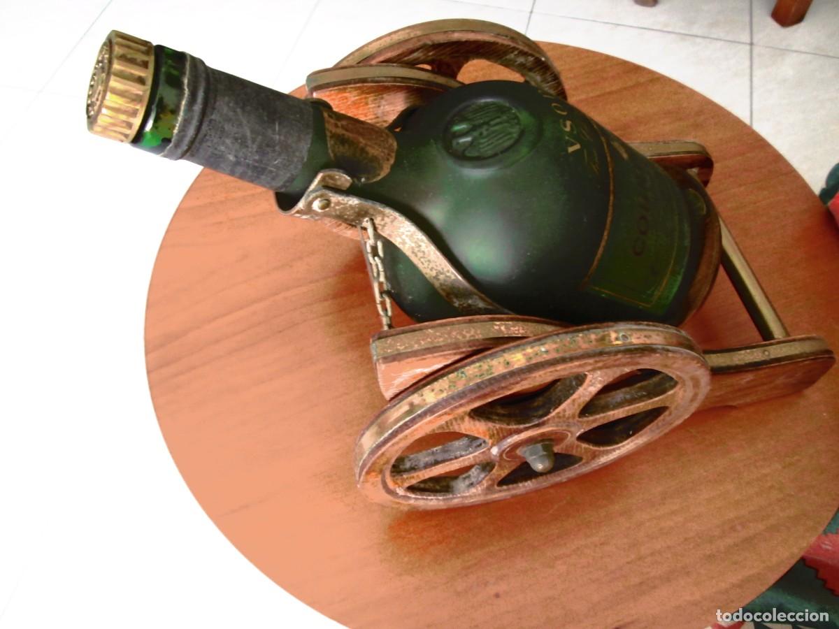 Coleccionismo de vinos y licores: BOTELLA DE COGNAC CO&Ntilde;AC COURVOISIER - VACIA - MONTADA EN FORMA DE CA&Ntilde;ON CON RUEDAS