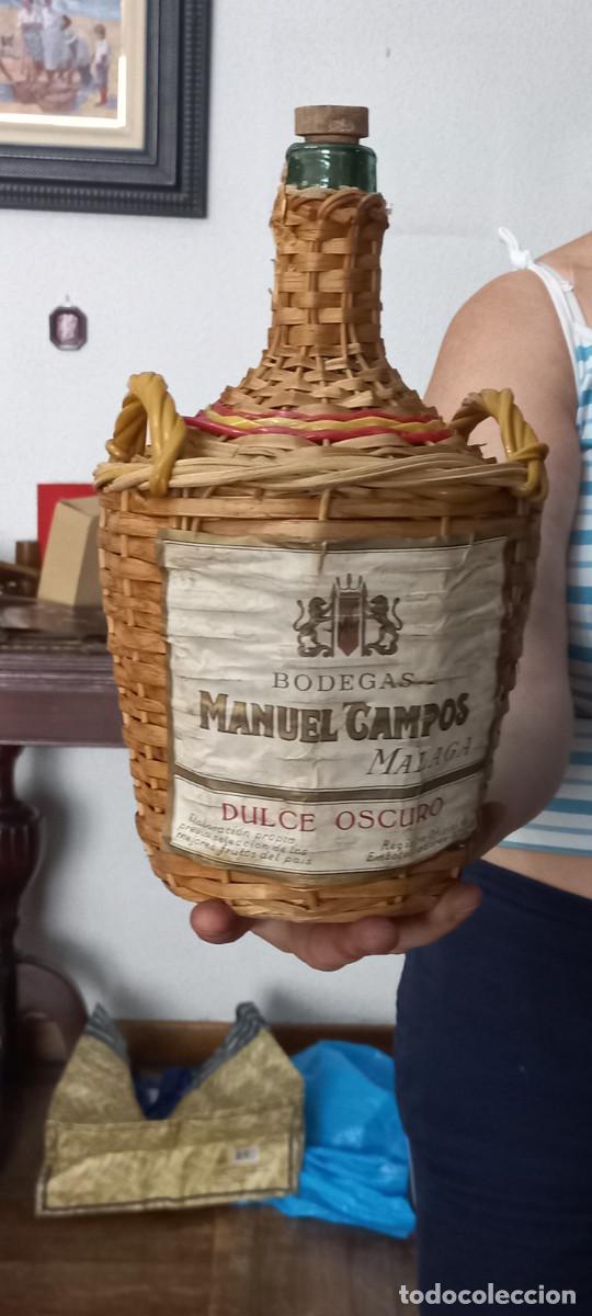Coleccionismo de vinos y licores: Garrafa revestida en mimbre. Botella / garrafa de vidrio verde forrada con mimbre trenzado artesanal
