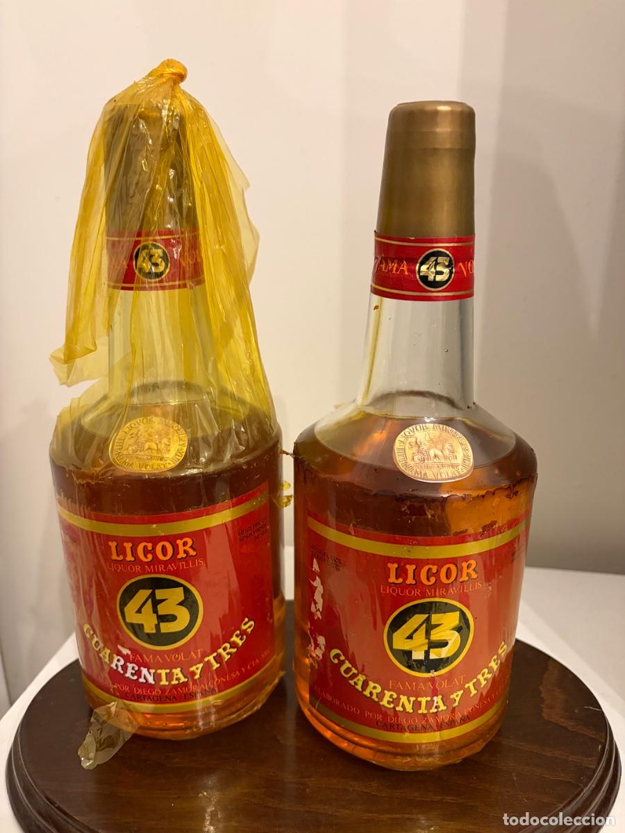 Coleccionismo de vinos y licores: PAREJA DE ANTIGUAS BOTELLAS LICOR 43 SIN C&Oacute;DIGO DE BARRAS