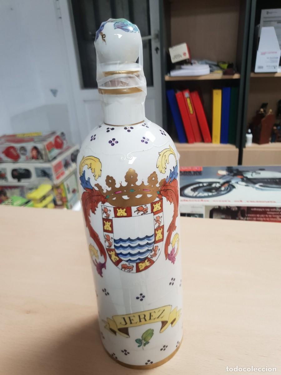 Coleccionismo de vinos y licores: Botella de porcelana decorada a mano jerez sin l&iacute;quido