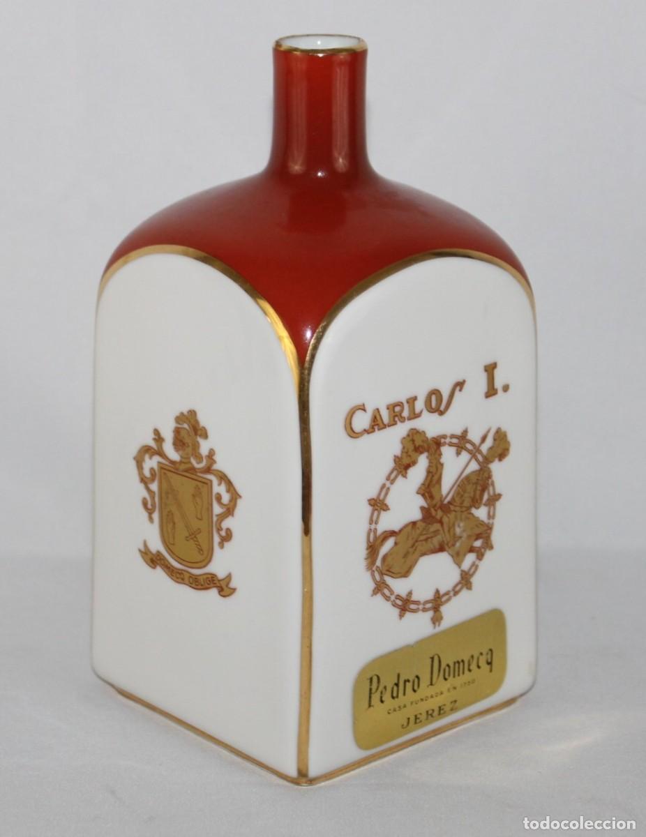 Coleccionismo de vinos y licores: Botella de porcelana Bidasoa. Carlos I Pedro Domecq Jerez. Decoraci&oacute;n dorada