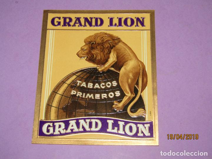 Collection cigar bands: Antigua Habilitaci&oacute;n PAPELETA de F&aacute;brica de Tabacos con GRAND LION Litograf&iacute;a Estampaci&oacute;n Oro