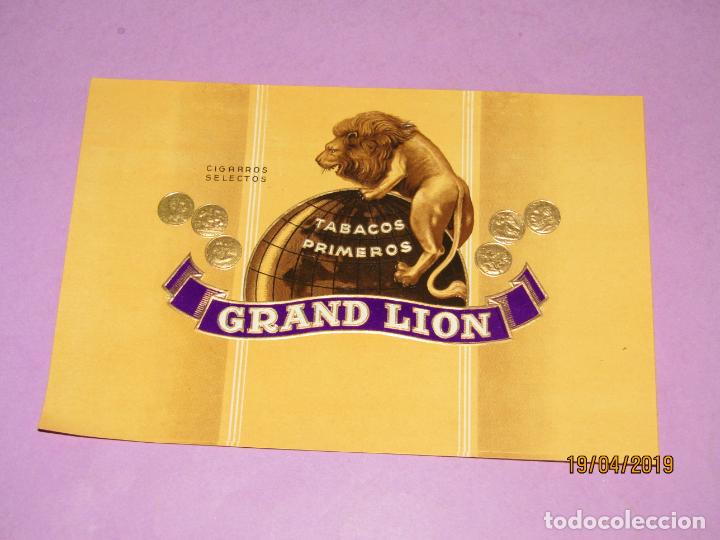 Collection cigar bands: Antigua Habilitaci&oacute;n VISTA INTERIOR de F&aacute;brica de Tabacos con GRAND LION Litograf&iacute;a Estampaci&oacute;n Oro
