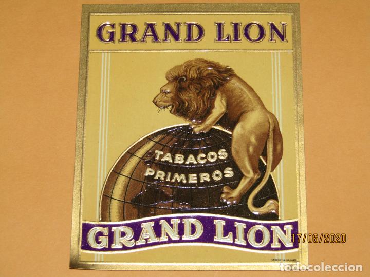 Vitolas de colecci&oacute;n: Antigua Habilitaci&oacute;n Papeleta de Cigarros Puros GRAND LION - Litografiada, Copada y Dorada