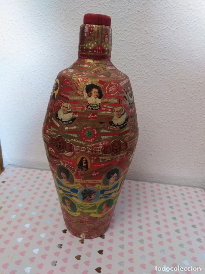 Vitolas de colecci&oacute;n: Botella decorada con Vitolas