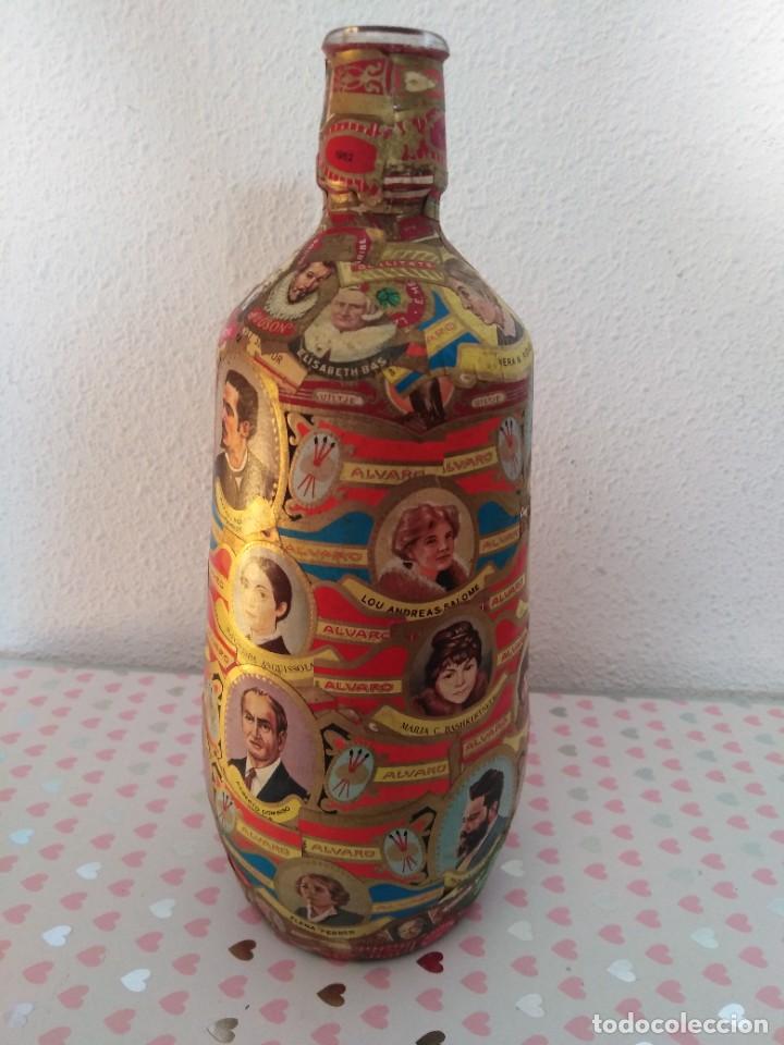Vitolas de colecci&oacute;n: Botella decorada con Vitolas