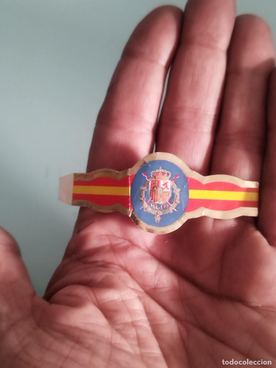 Vitolas de colecci&oacute;n: Vitola de puro con escudo de Espa&ntilde;a y la bandera rojigualda.