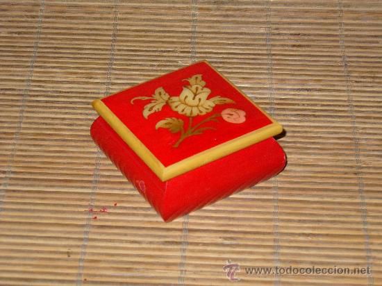 Coleccionismo: JOYERO DE MADERA, ROJO CON DECORACION DE FLOR .
