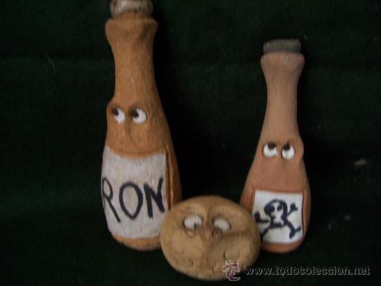 Coleccionismo: Simp&aacute;ticas Figurillas En Barro. Botella De Ron, Botella de veneno y cabeza de... regalo curioso