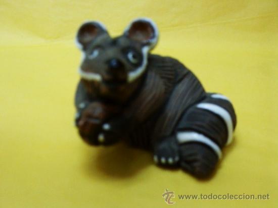 Collecting: mapache miniatura de ceramica