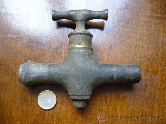 Coleccionismo: Grifo antiguo de lat&oacute;n - Foto 1