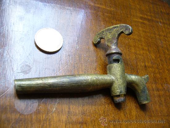 Coleccionismo: Grifo antiguo de lat&oacute;n - Foto 1