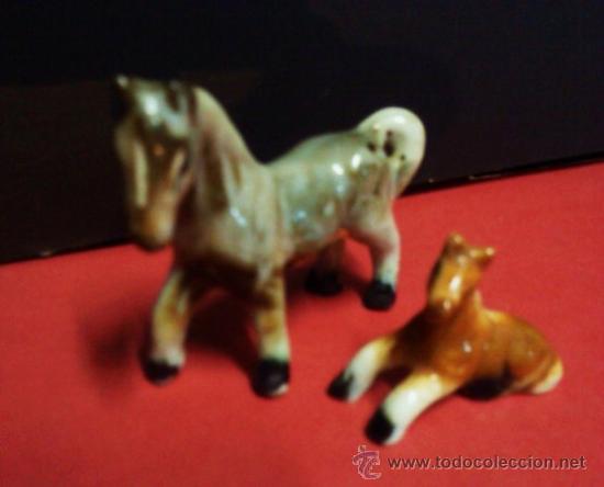 Collecting: miniatura - pareja de caballos - ceramica - 5cm. x 4'5cm y 3 cm. x 2'5 cm.- sin datos - a&ntilde;os 70