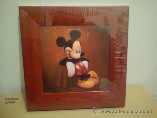 Coleccionismo: cuadro de madera entero mickey mouse 23x23 con imagen impresa.(mas 4&euro; gastos envio)nuevo
