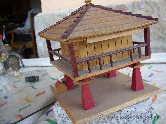 Coleccionismo: CASITA TIPICA DE MADERA ,SE LEVANTA EL TEJADO para joyero. 15cms altox13x13
