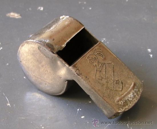 Coleccionismo: peque&ntilde;o silbato cromado con cu&ntilde;o de caballero (4,5x2cm aprox , superficie con desgaste)