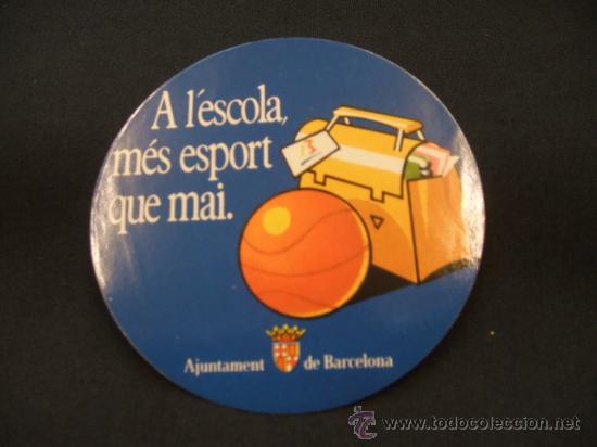 Coleccionismo: ADHESIVO - A L'ESCOLA M&Eacute;S ESPORT QUE MAI - AJUNTAMENT DE BARCELONA -