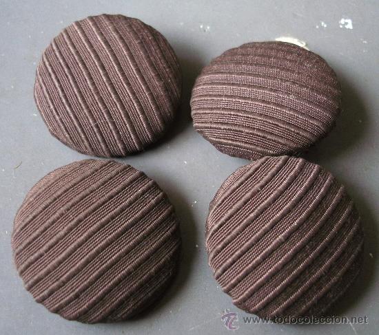 Coleccionismo: 4 botones forrados de tela (3cm aprox)