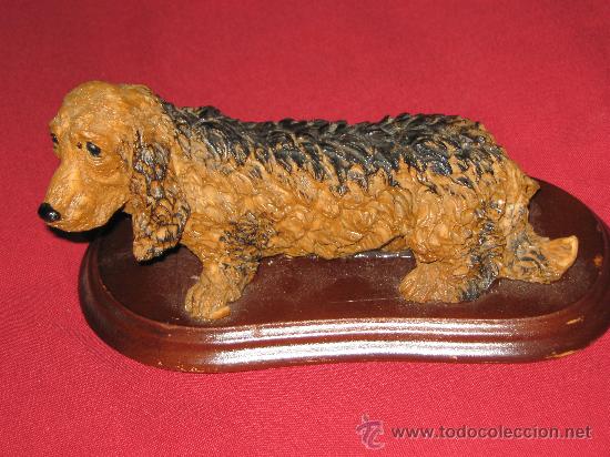 Coleccionismo: PARA COLECIONISTAS DE PERROS - PRECIOSO PERRO EN RESINA SOBRE PEANA DE MADERA