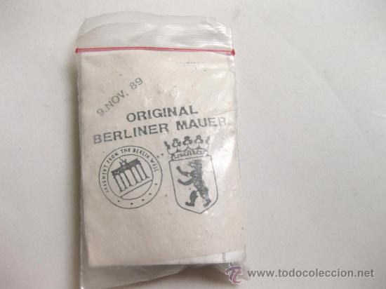 Coleccionismo: BOLSA CON RESTOS DEL MURO DE BERLIN - 1989 - Foto 2